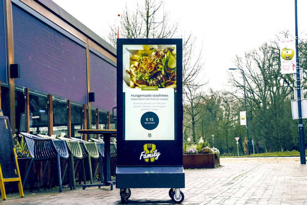 Digitaal stoepbord met narrowcasting content voor voorbijgangers