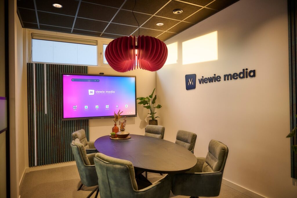 Narrowcasting presentatiescherm in een klaslokaal tijdens les