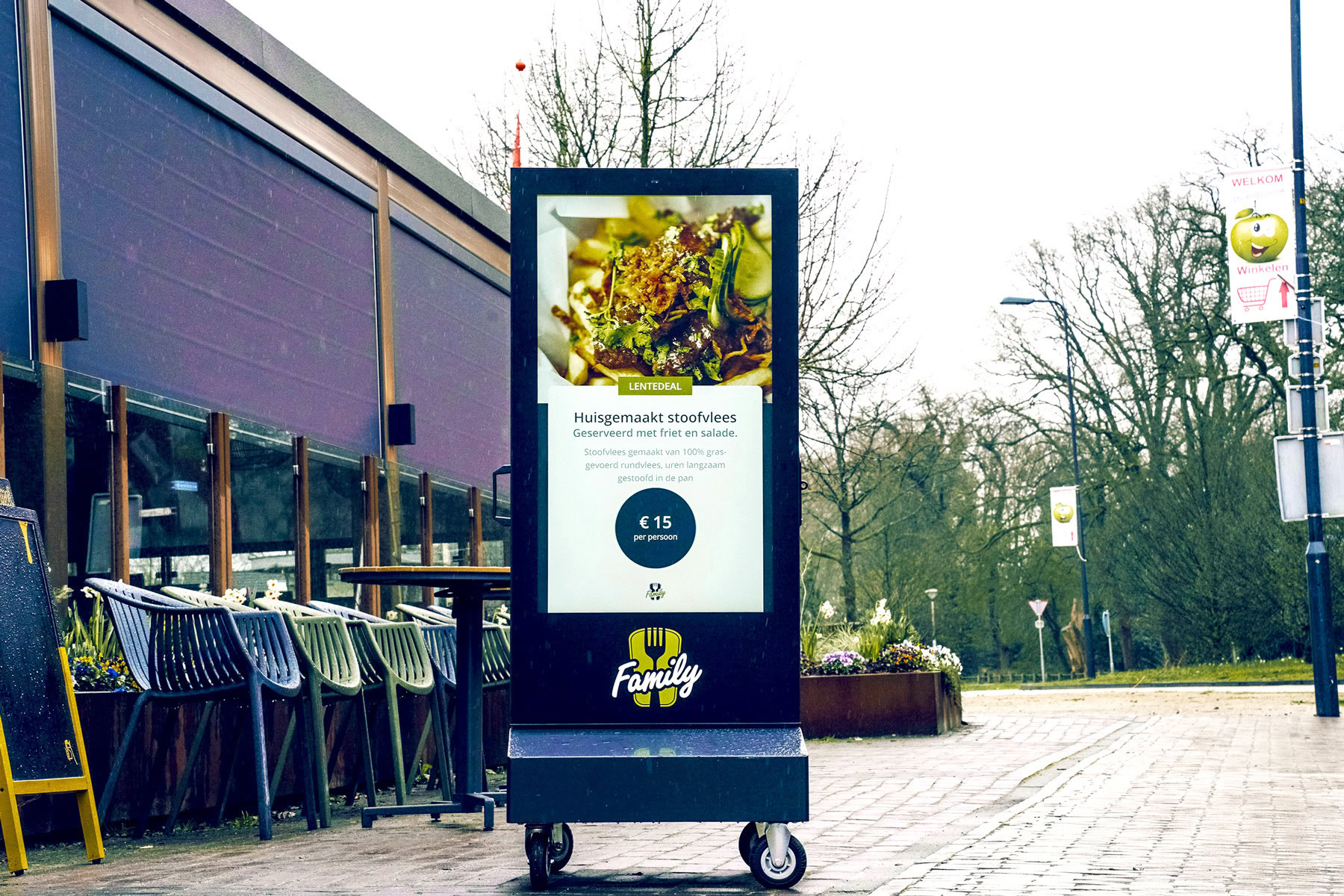 Digital signage schermen tonen promoties in een winkel