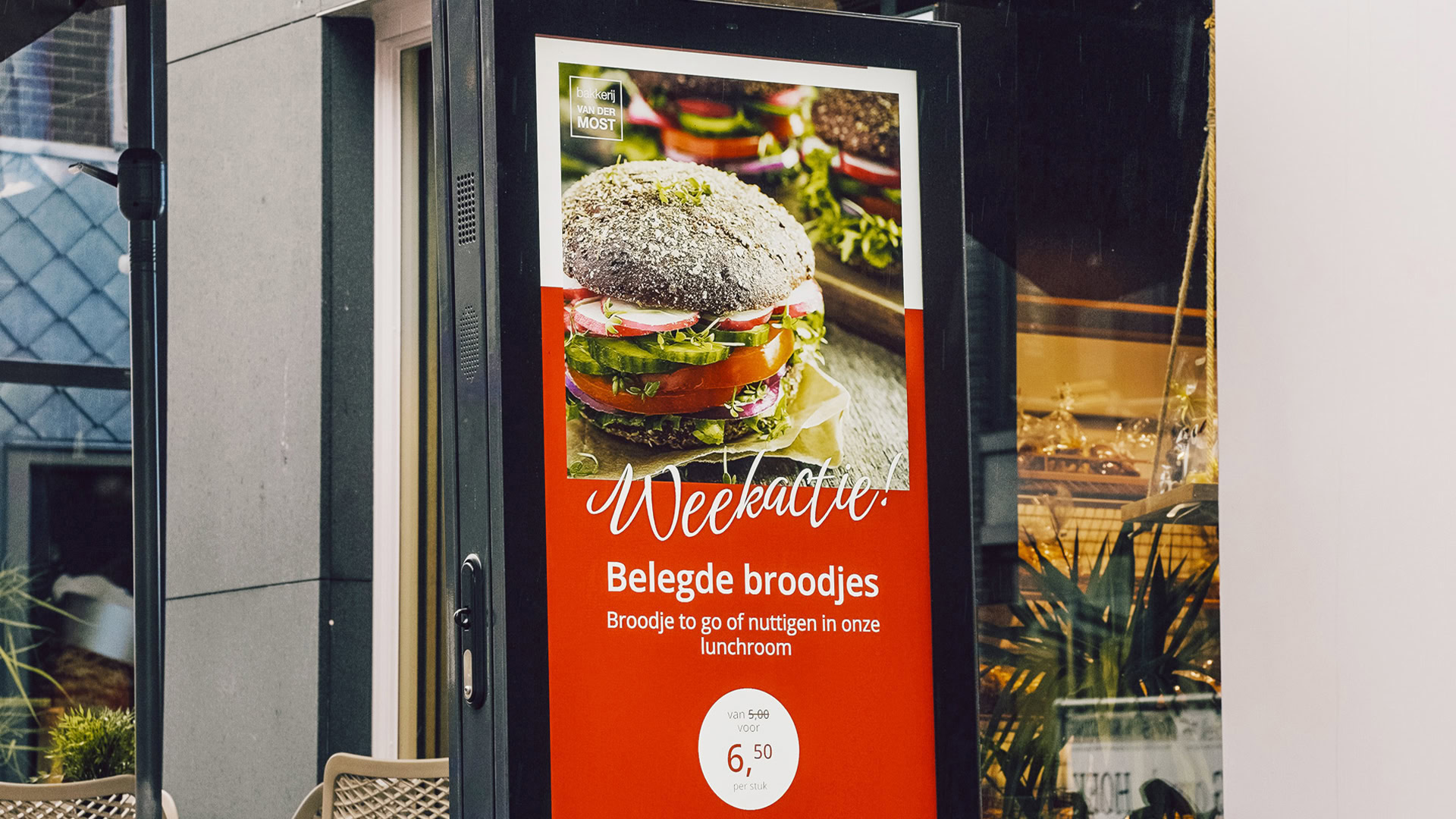 Digitaal reclamebord buiten in het straatbeeld met bewegende content