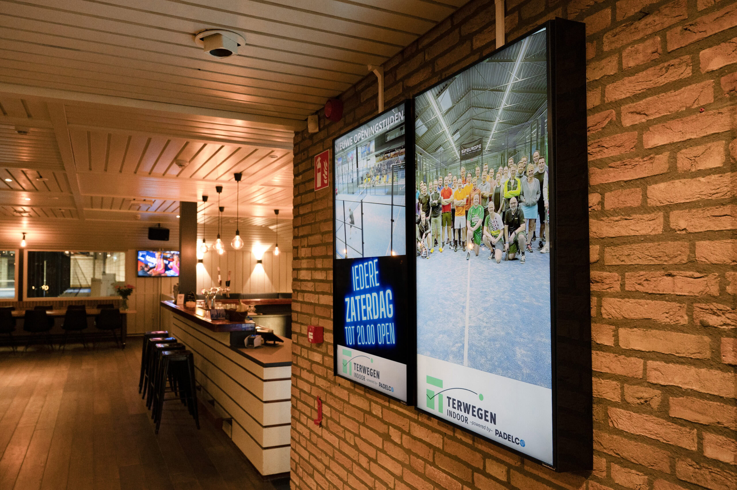 Centraal beheer van digitale reclame schermen op meerdere locaties