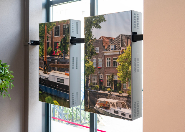 Professioneel gemonteerd digitaal reclamebord buiten bij bedrijfspand