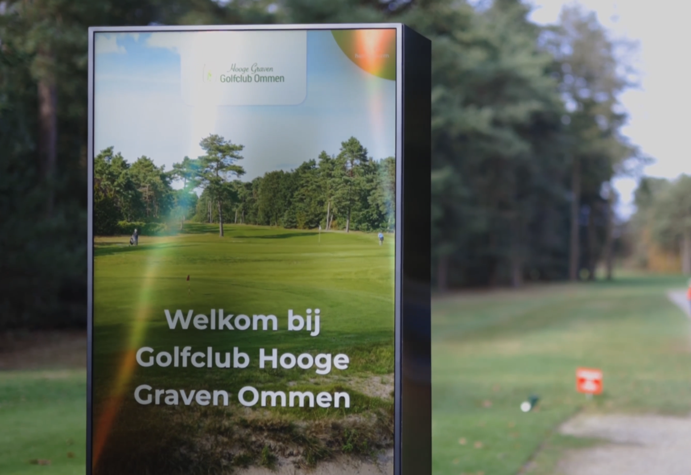 Digitale schermen met bewegwijzering en informatie bij winkelentree