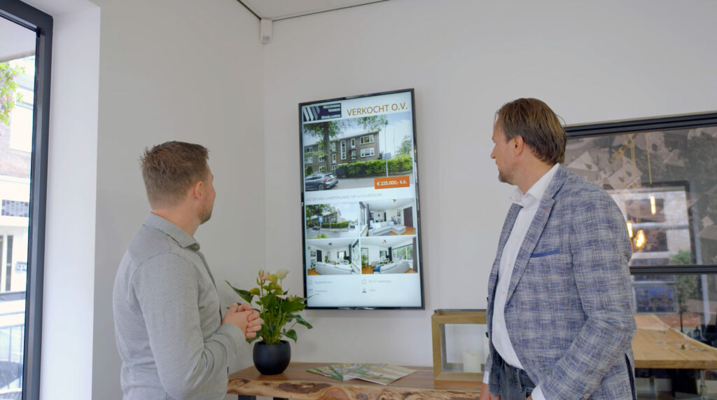 Laurens samen met Westeneng Verbeek Makelaardij over hun narrowcasting schermen