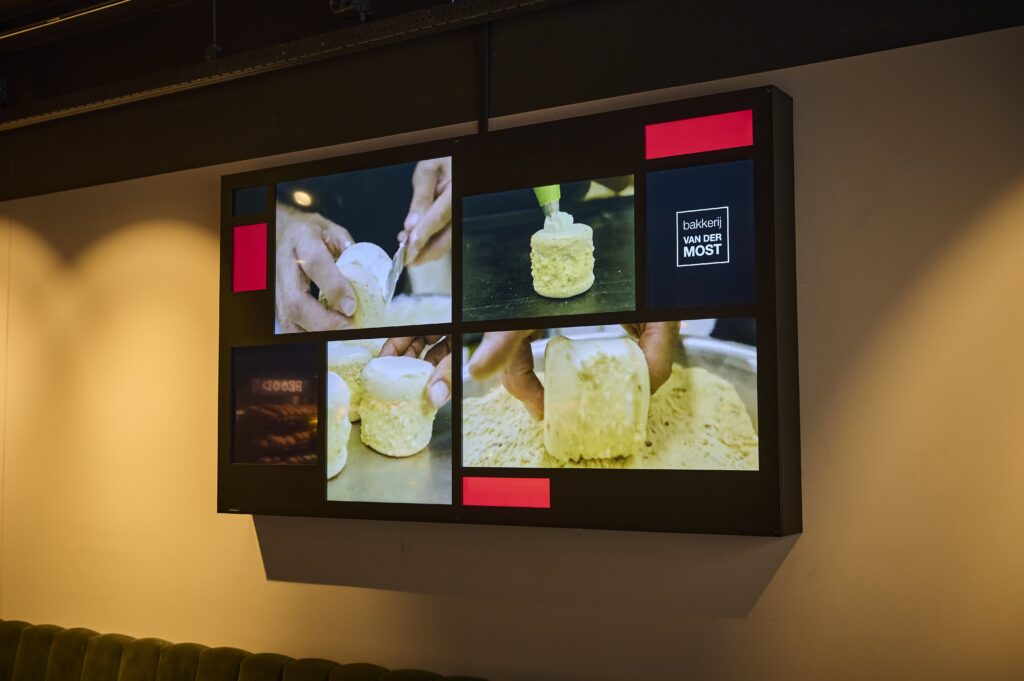 De nieuwe viewie frame van Viewie Media hangend in de winkel van Bakkerij van der Most