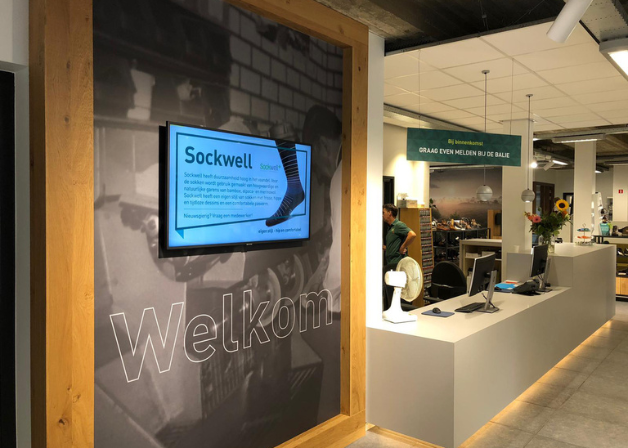 Informatiescherm in de wachtkamer van een kliniek