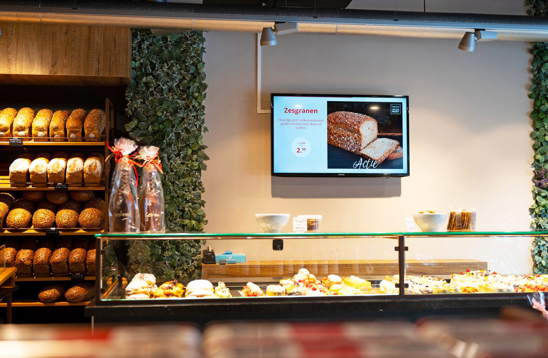 Professionele retailtemplate met aanbieding op een digitaal winkelscherm