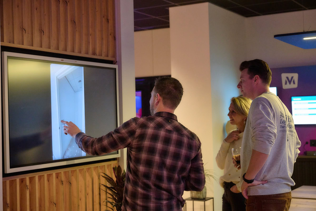 Beeldschermen in klaslokaal voor digitale lessen en presentaties