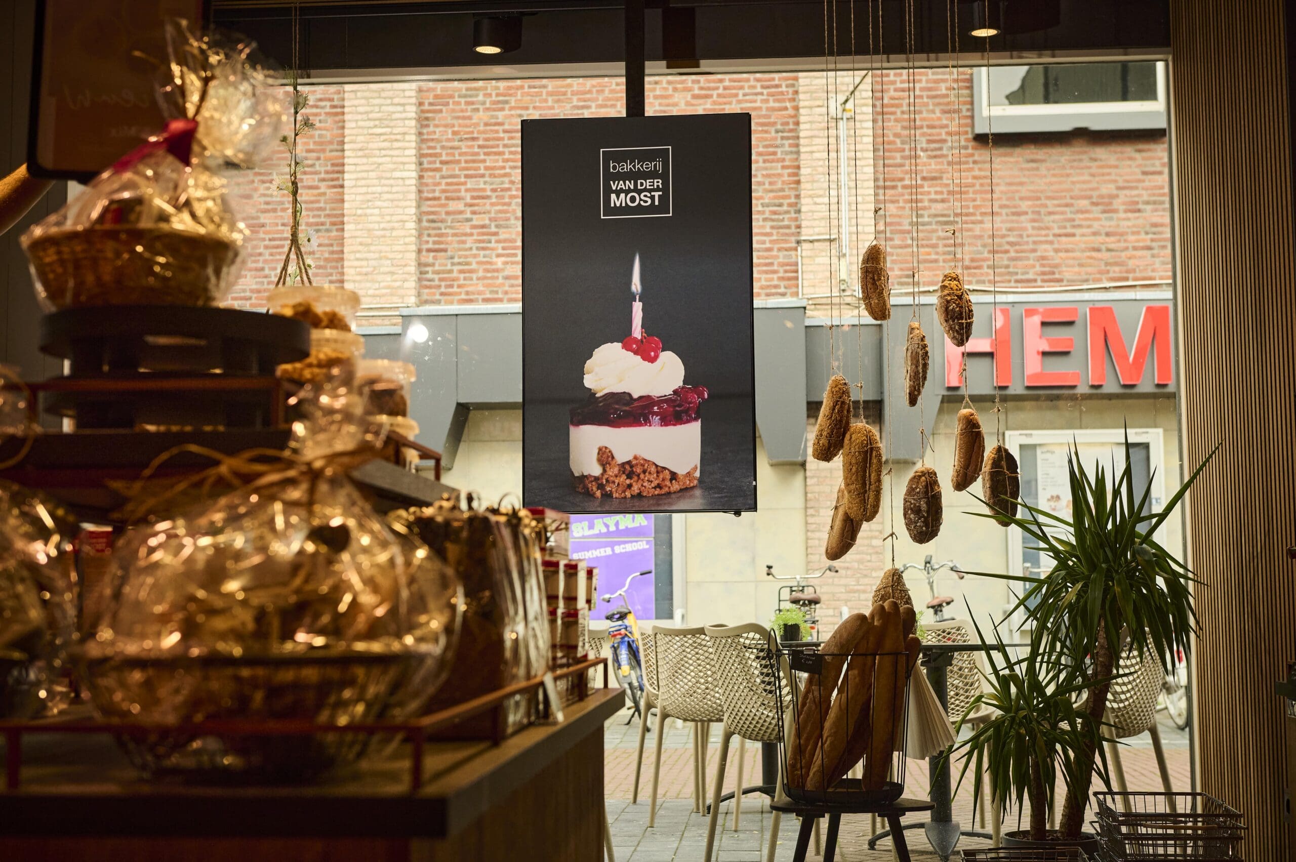 Outdoor digital signage scherm in maatwerkbehuizing bij bedrijfspand