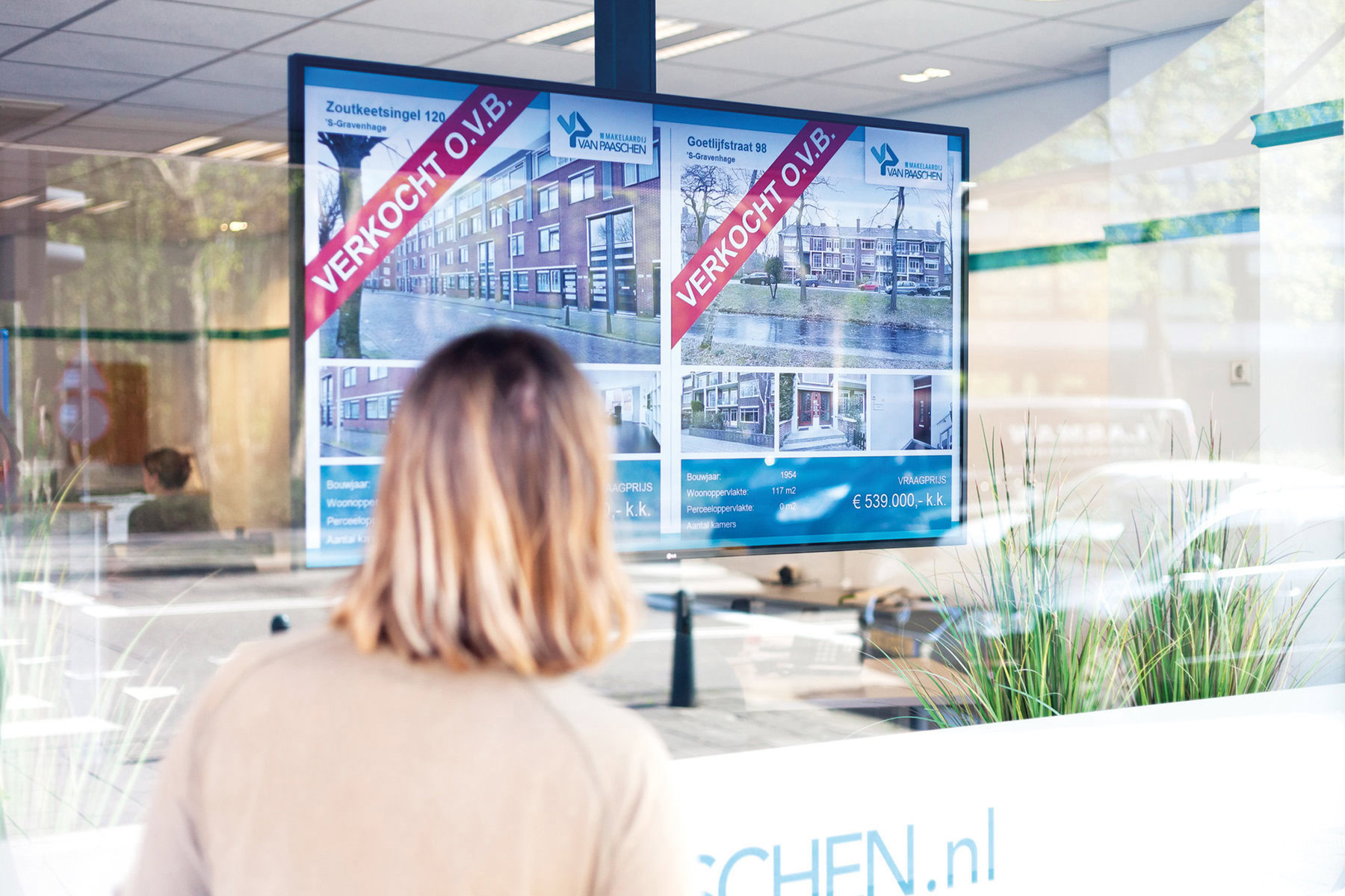 Digital signage scherm met professioneel ontworpen template in huisstijl
