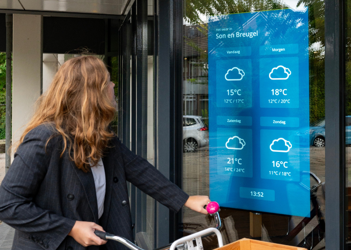Digital signage scherm toont actuele weersinformatie en nieuwsberichten