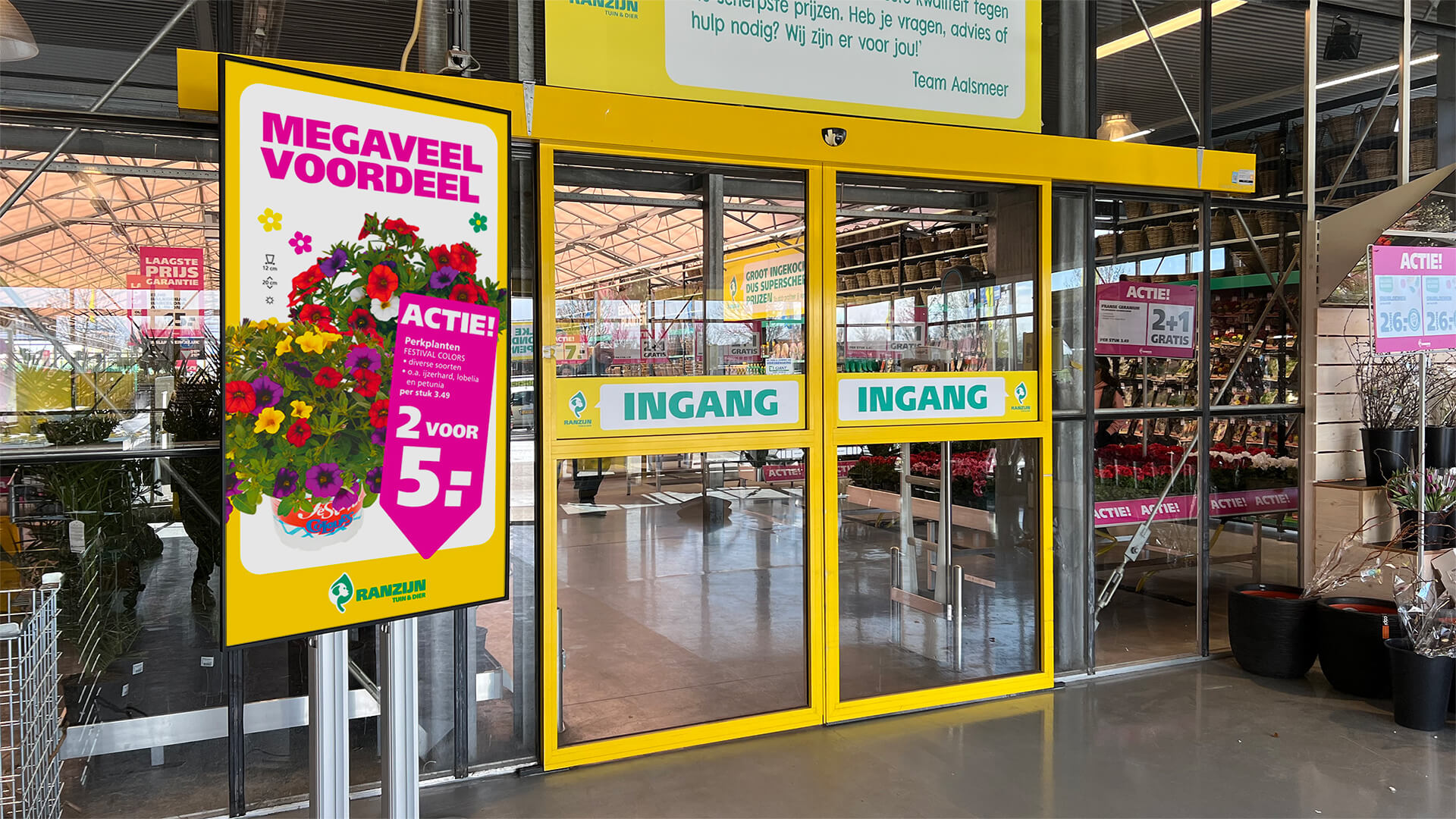 Digitaal reclamebord buiten met realtime aangepaste actie