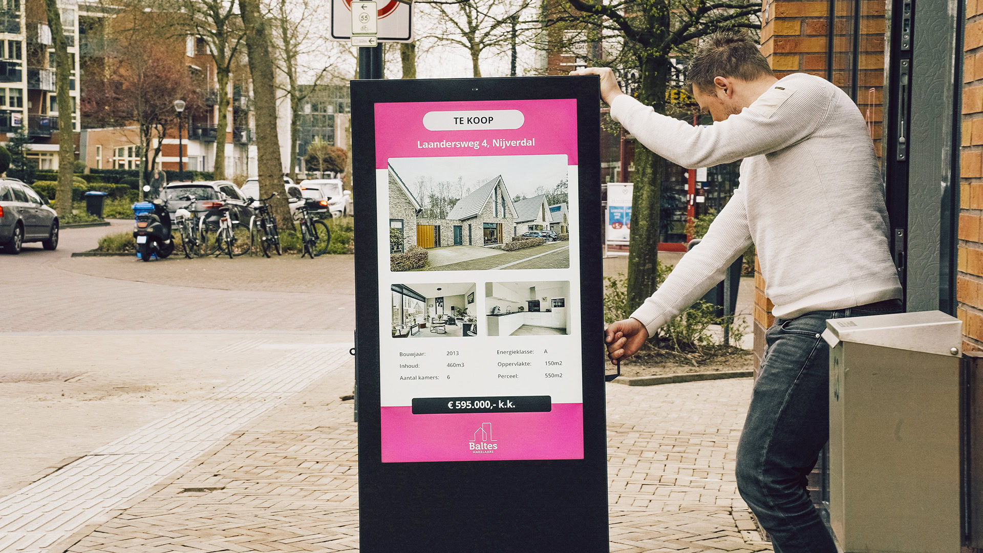 Digitaal stoepbord voor een winkel met acties en video’s