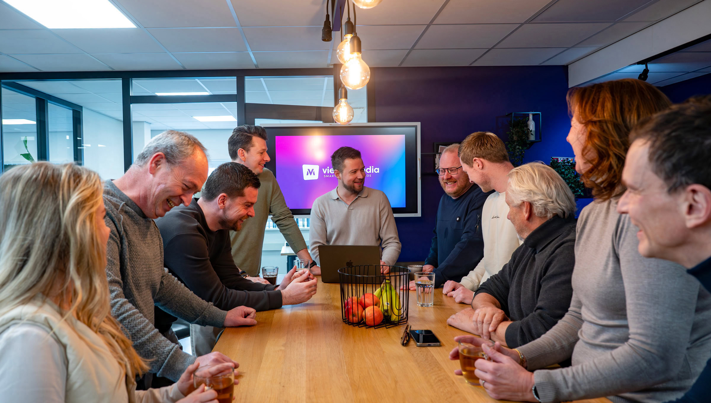 Specialist van Viewie Media adviseert een klant over narrowcasting op kantoor
