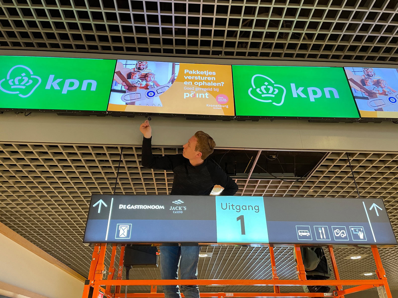 Professionele schermen worden uitgelijnd tijdens de montage van een videowall