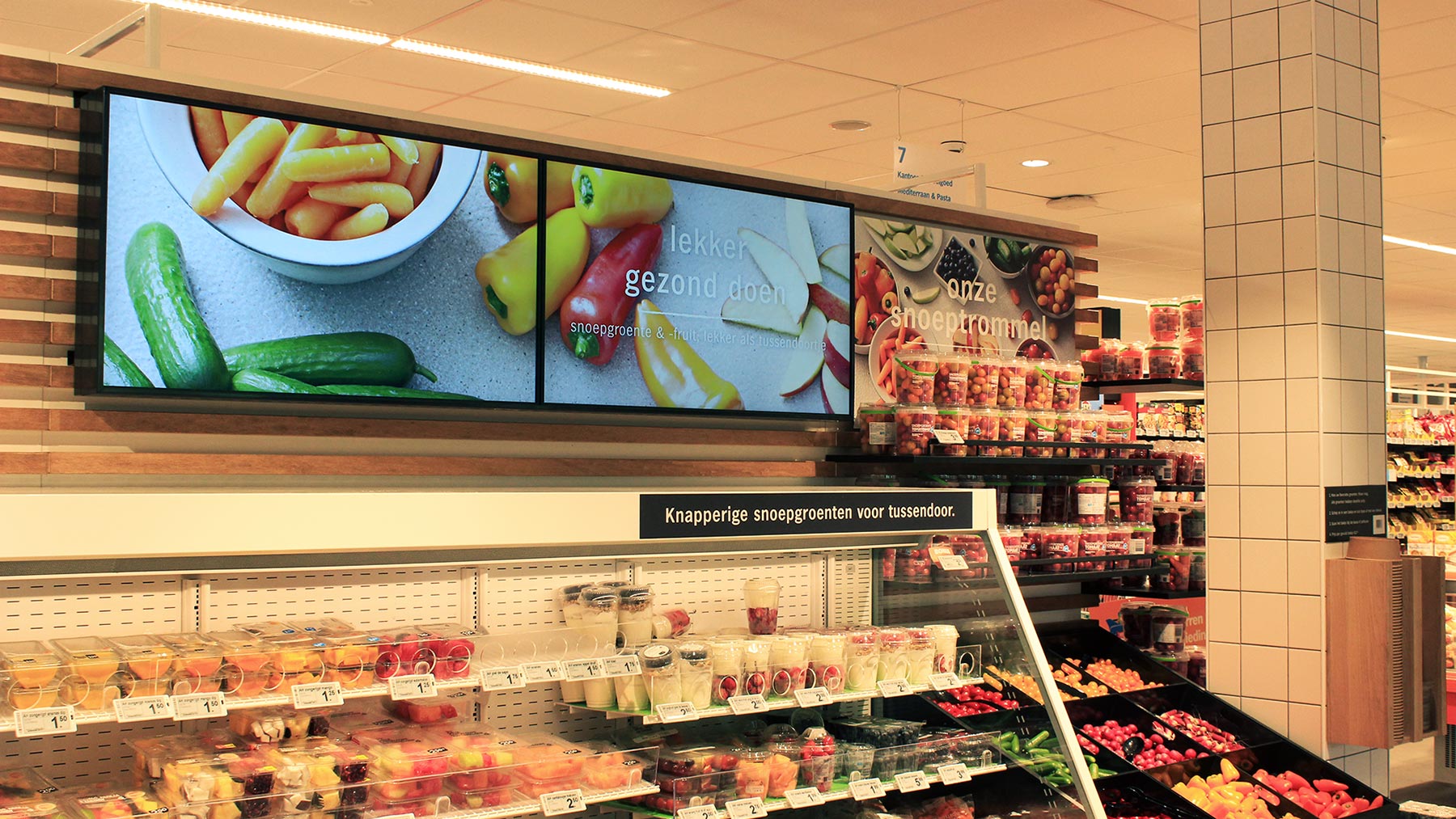 Professionele videowall schermen naast elkaar gemonteerd aan een wand