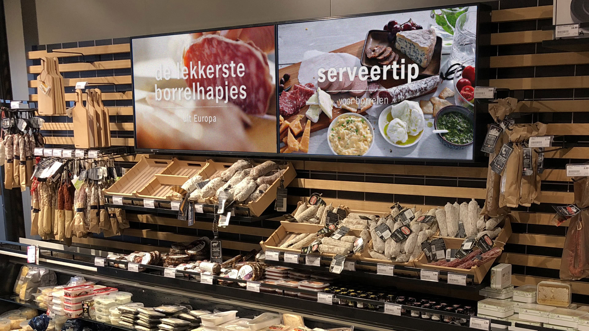 Videowall schermen tonen een productcampagne in een showroom